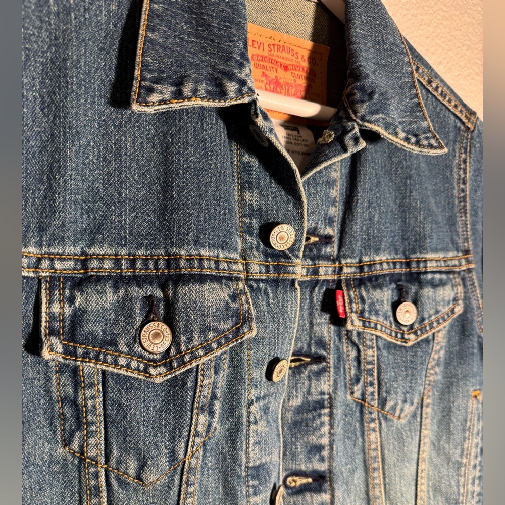 Levi's Women’s Jean Jacket Trucker Style with Shorter Silhouette and 3/4 Sleeve - Picture 6 of 15